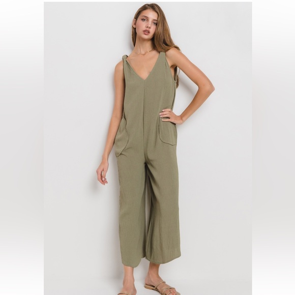 42 Fabulous Solid Sleeveless V-neck Jumpsuit - Picture 3 of 5